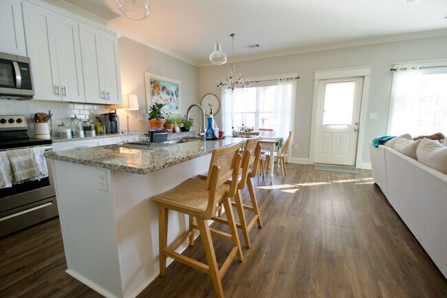 Building Photo - 3 Bed 3.5 Bath Luxury Townhome in Convenient Location!