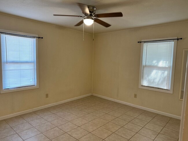 Building Photo - 3 BEDROOM, 1 BATH, DOUBLE DRIVE PARKING