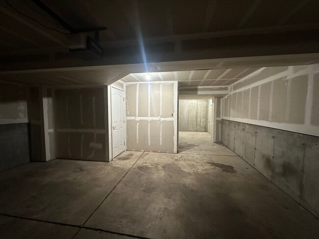 Building Photo - Beautiful 3/3/2 West Side Townhome with Views Available Now!!!