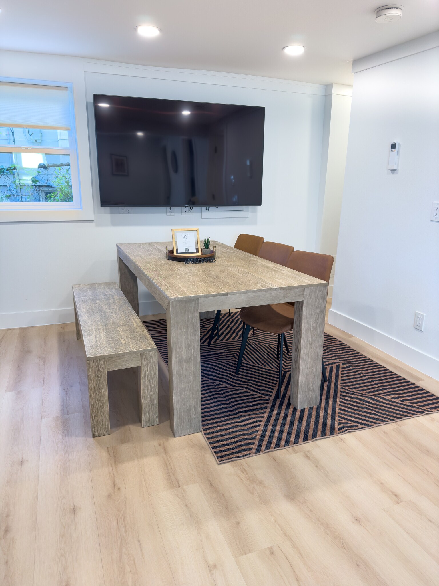 Dining space that sits up to 6 - 1519 32nd Ave