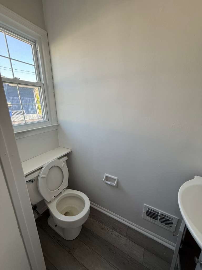 Building Photo - 648 Longview Dr