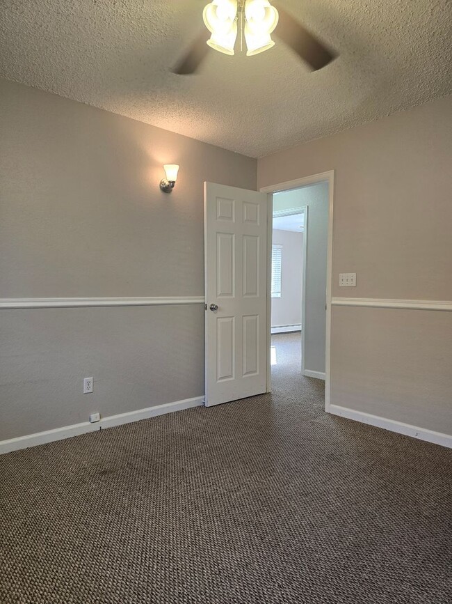 Building Photo - Cute end unit townhome 3-bedroom 2 baths i...