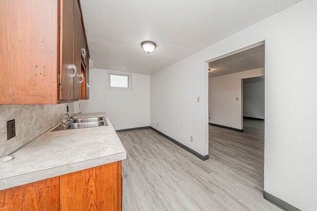 Building Photo - 411 W 5th St