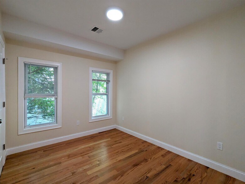 Building Photo - 2 Sacramento St