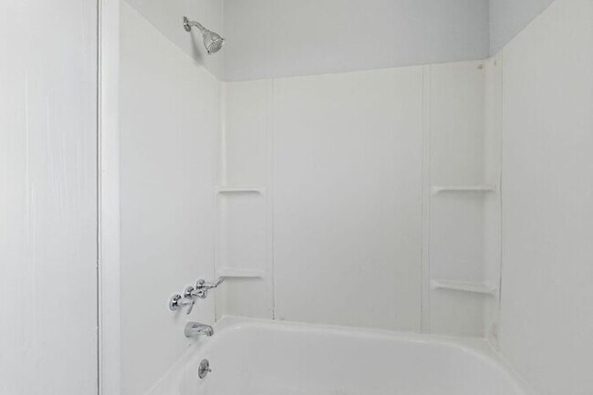 Building Photo - Prime Bellevue Location! 3-Bed Townhouse with 1.5 Baths