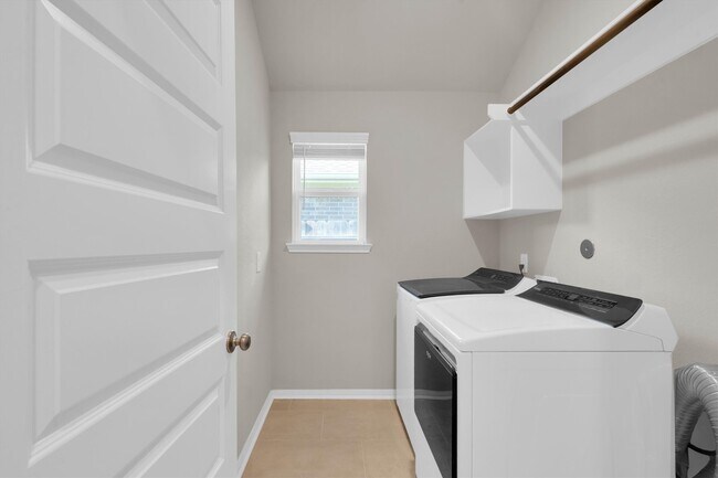 Building Photo - 2421 Bear Crk Dr