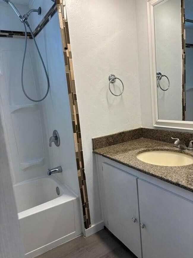 Building Photo - 2 Bed Home For Rent
