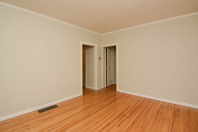 Building Photo - 629.5 W Barry Ave