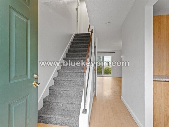 Building Photo - 3 Bed, 1.5 Bath Townhome in Hazel Dell Near Salmon Creek Regional Park