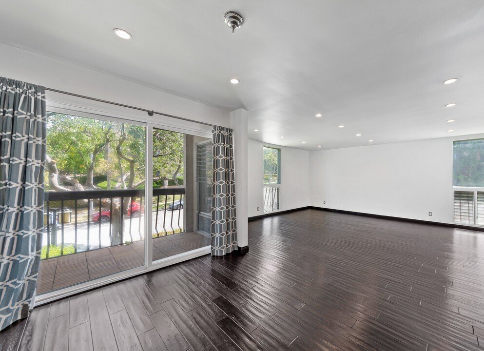 Building Photo - 5650 Cambridge Way