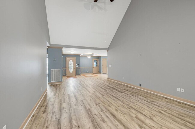 Building Photo - 2075 Igou Crossing Dr