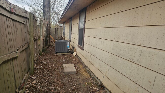 Building Photo - 1002-1002 Mulkey Ln