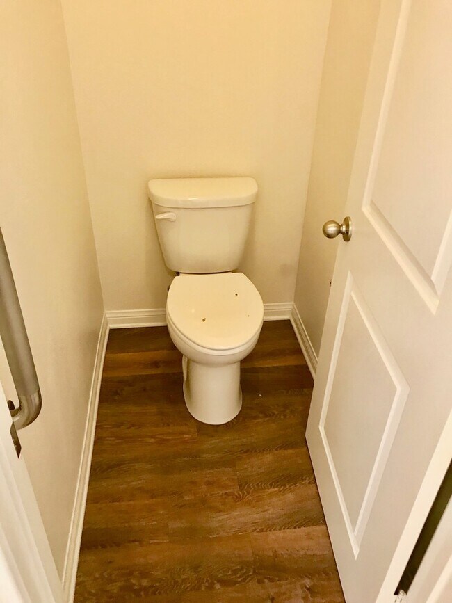 Building Photo - MUST SEE!!! Newer Home 4 bedroom 2 Bath Sp...