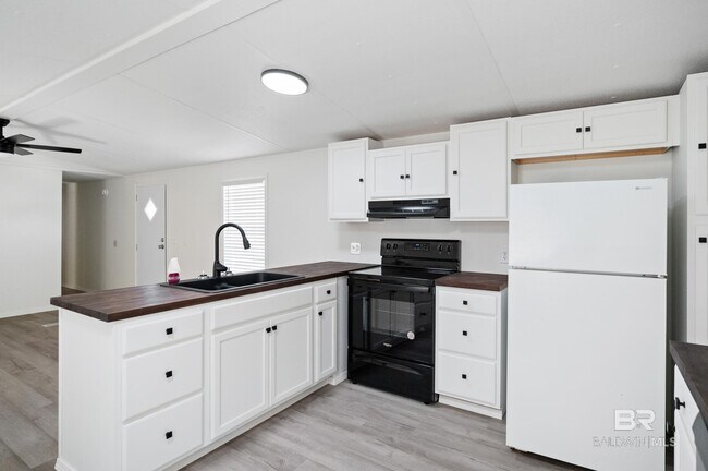 Building Photo - 16869 Lea Cir