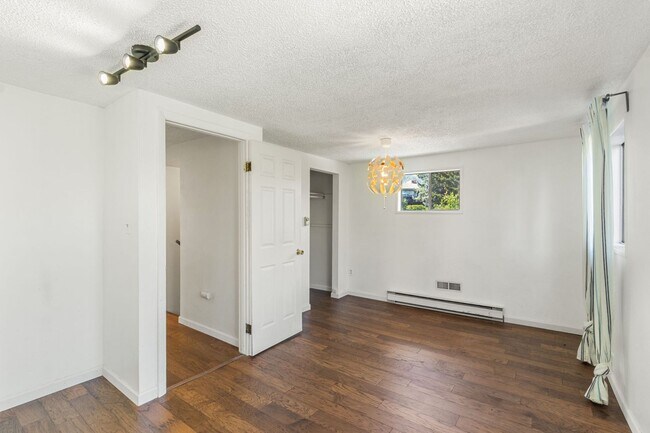 Building Photo - 135 S Path