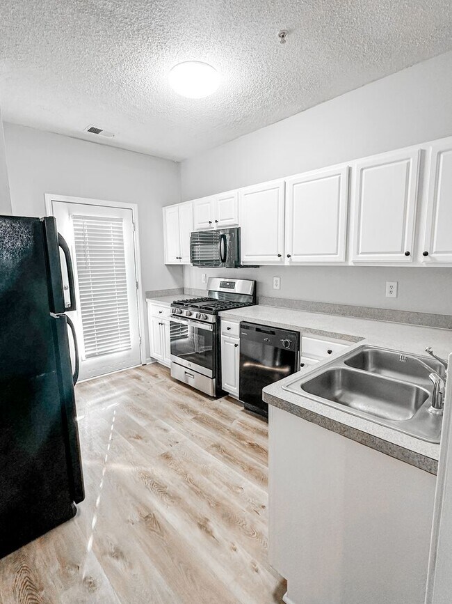 Building Photo - Large townhome in great Canton location