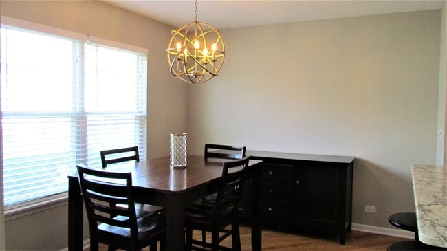 Building Photo - 1542 E Chivalry Ct