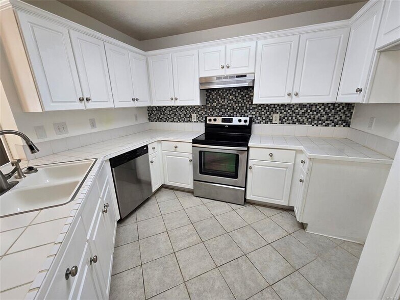 Building Photo - 5825 Portsmouth Dr