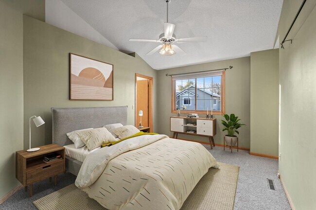 Building Photo - rare woodbury upgraded 3 bedroom end unit townhouse!! One level living!