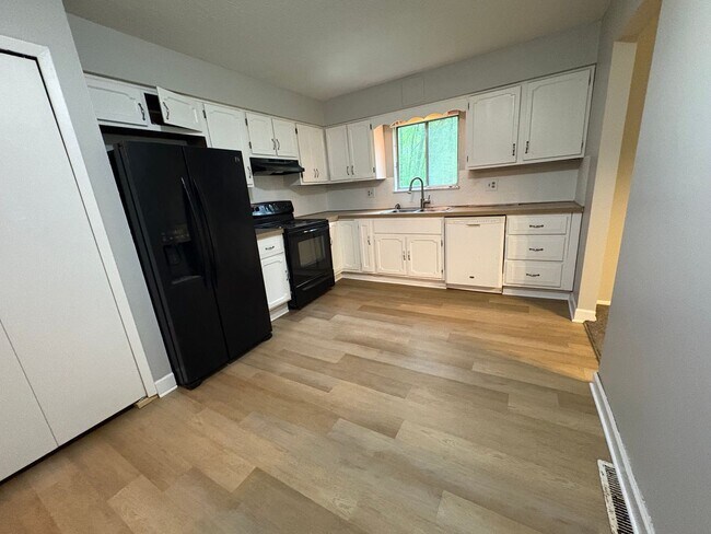 Building Photo - Beautiful Split Level House 3 bedroom 1 ba...
