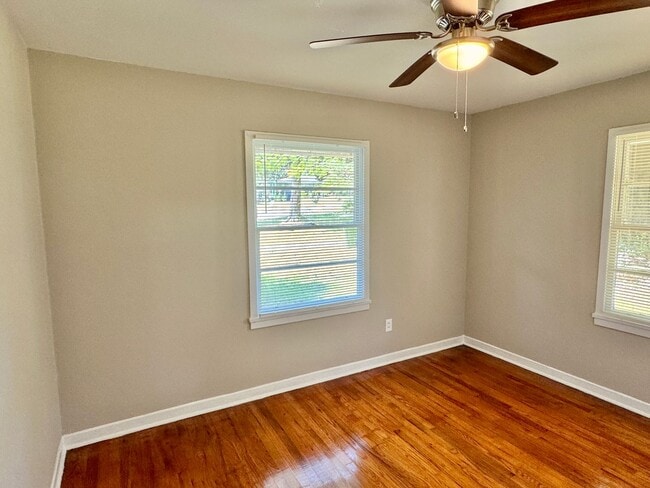 Building Photo - Move-in Ready ! Bright 3 Bedroom