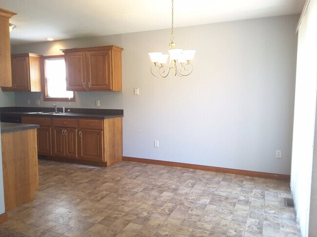Building Photo - Beautiful 3 Bedroom 2 Bath Home in Elkhart!