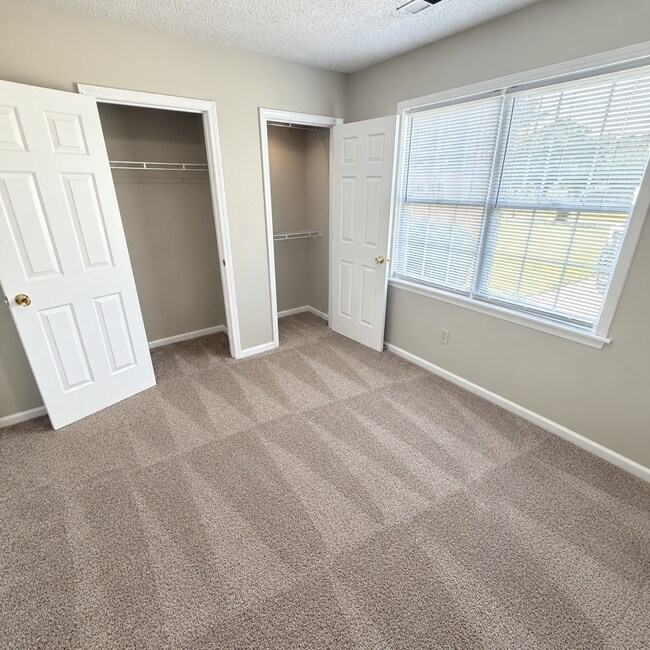 Building Photo - 6615 Cottonwood Dr