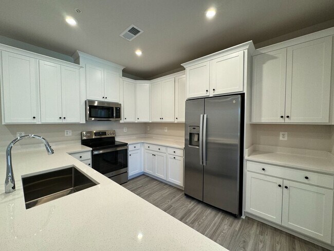 Building Photo - Brand New 3 Bed 2.5 Bath Townhouse Style C...
