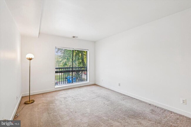 Building Photo - 300 Hilltop Ln