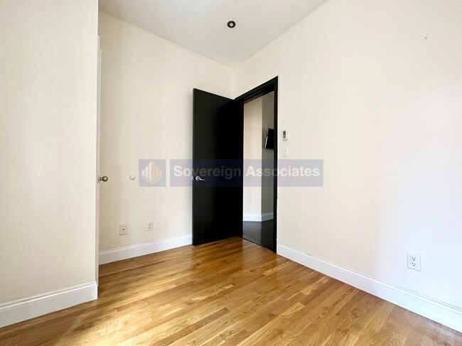 Building Photo - 216 W 108th St