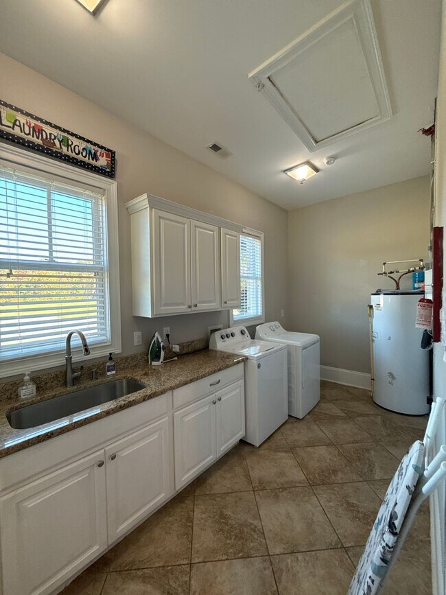 Building Photo - Mint Hill