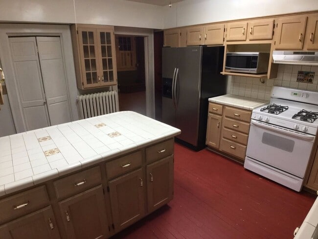Building Photo - Radford, 5 BR / 2.5 BA, Available in August