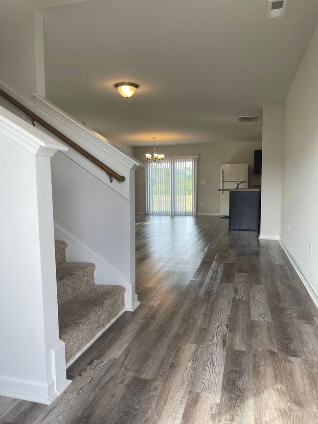 Building Photo - Nice on New Home Place