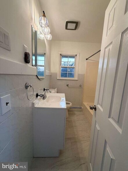 Building Photo - 580 Village Rd W