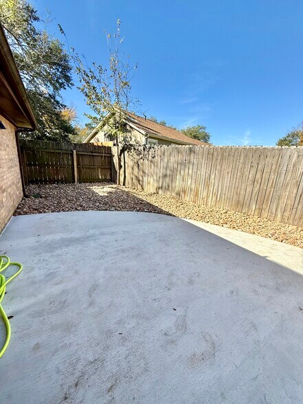 Building Photo - 601 Cache Cv