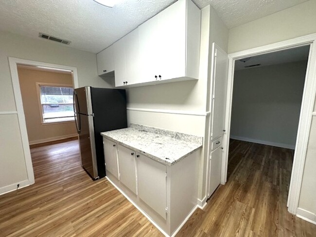 Building Photo - 2 Bedroom available for Rent in Brandon 39...