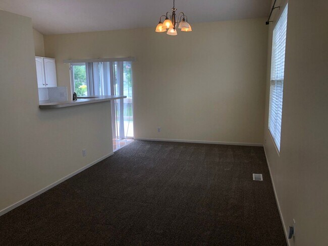Building Photo - Great Home For Rent in Bellevue!