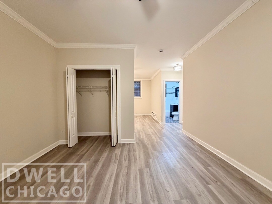 Building Photo - 730 W Roscoe St