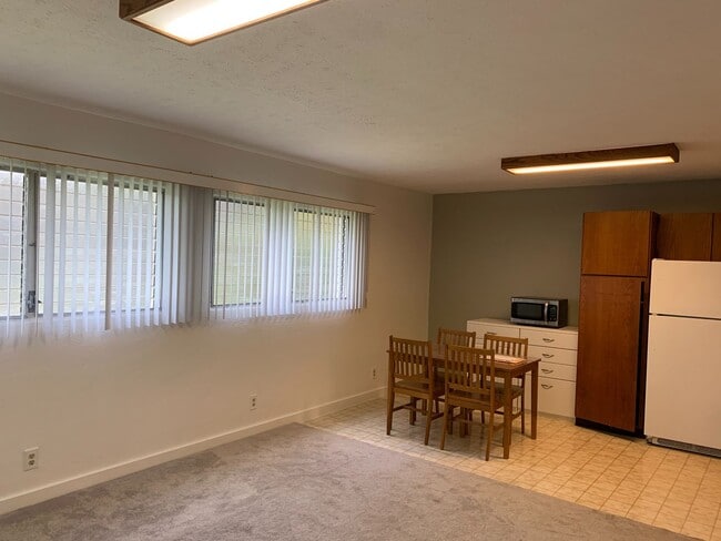 Building Photo - 1/1 Downstairs unit in Royal Summit