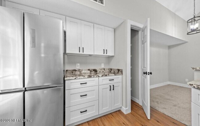 Building Photo - 13700 Richmond Park Dr N