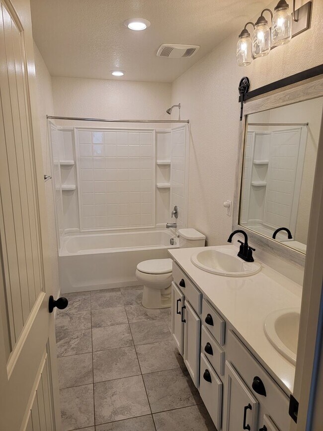 Building Photo - Beautiful 3 Bedroom 2.5 bath Home