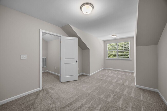 Building Photo - Gorgeous and Spacious 3 Bedroom Townhome, ...