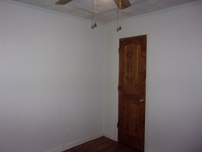 Building Photo - 2 Bedroom 1 Bath Townhome Minutes to Uptow...