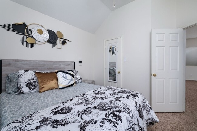 Building Photo - 19 Pine Dr