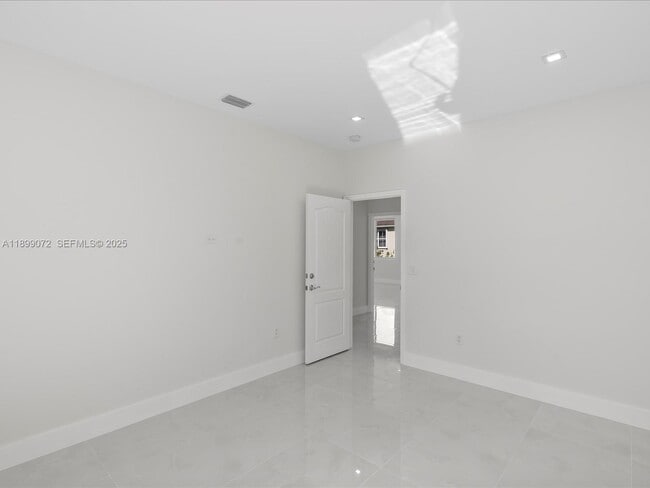 Building Photo - 21227 NE 31st Pl