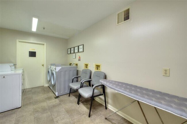 Building Photo - 425 Mount Vernon Hwy NE