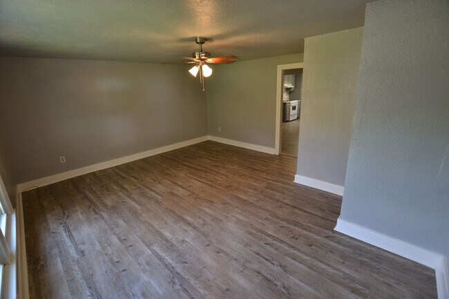 Building Photo - Updated, 3 bedroom, 2 bath home on treed lot in coveted Brownsfield Community