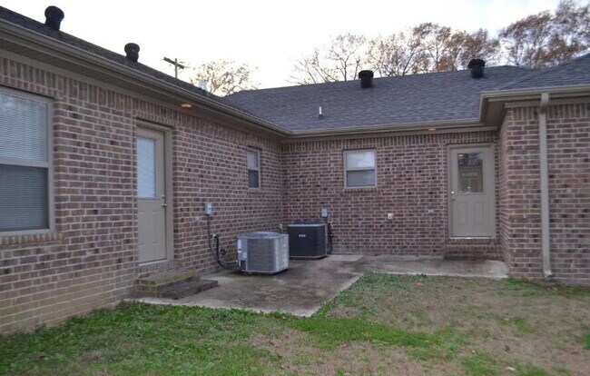 Building Photo - "Chic 2-Bedroom Duplex with Granite Elegance at 708-1 Freeman Street, Jonesboro!"