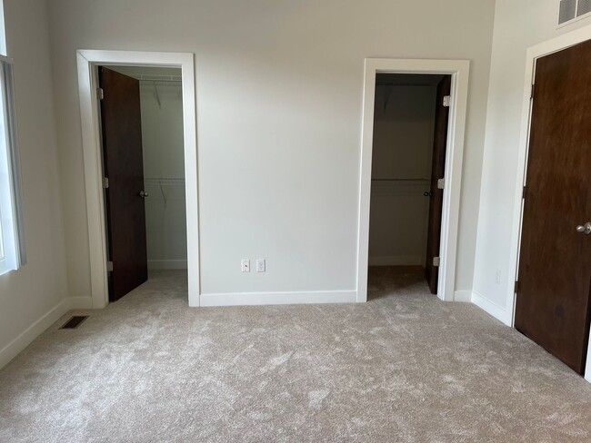 Building Photo - 3 Bedroom, 2 1/2 Bath, Townhouse w/ 2-Car ...