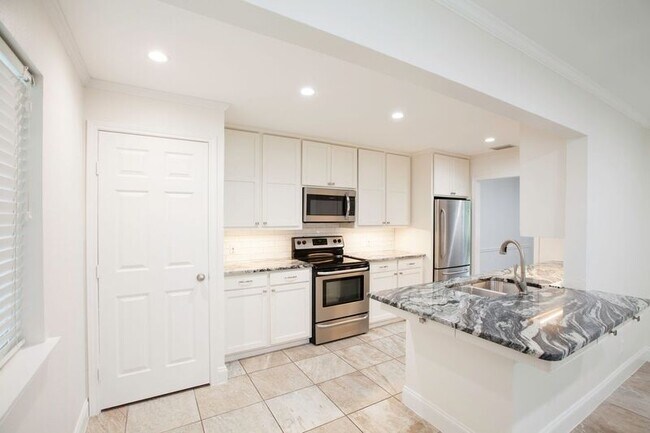 Building Photo - 10140 Shadyview Dr